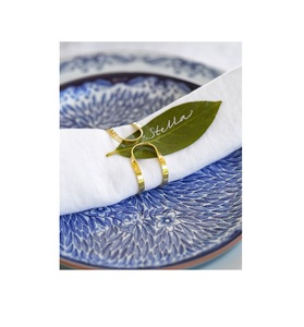 Anneau de serviette en métal artisanal traditionnel et écologique, avec détails en forme de feuille en relief, parfait pour une table de mariage classique - Product Image 4