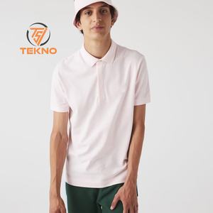 Polo de piqué de algodón elástico de color marrón claro 100% de corte regular con logotipo bordado personalizado con tapeta de botón oculta y costilla - Product Image 1