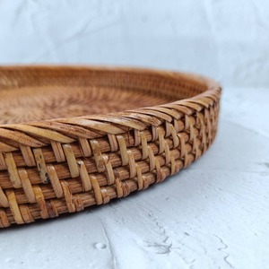 Plateau décoratif en coquillages en rotin tressé à la main, cadeau de Noël, vaisselle artisanale pour un style d'intérieur chic - Product Image 3