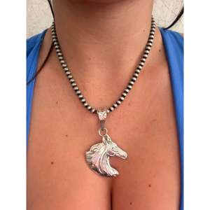 Colgante de Caballo Navajo Hecho a Mano en Plata de Ley con Baño de Rodio y Diamantes Incrustados, Amuleto Religioso para Regalos o Fiestas - Product Image 2