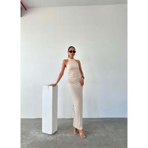 Vestido de satén con cuello halter y detalle de cordones en la espalda, fruncido y cómodo, con cintura natural. - Product Image 3