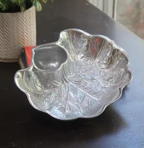 Plateau en aluminium à double finition métallique parfait pour la décoration de la salle à manger ou pour les cadeaux de fête. - Product Image 2