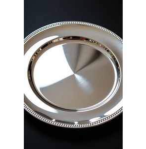 Plato de Presentación de Plástico con Borde de Cuentas y Acabado Rojo Metálico de 13 Pulgadas |   Plato Base de Metal Hecho a Mano al por Mayor para Eventos de Boda Navideños - Product Image 4