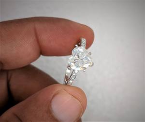 Bague de fiançailles et de mariage en moissanite pour femmes, 2 ct, coupe cœur, bague en or blanc massif 14 carats, cadeau de la Saint-Valentin, bijoux fins - Product Image 2