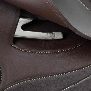 Silla de montar clásica de cuero genuino para caballo, diseñada para entrenamiento profesional, comodidad y actividades ecuestres al aire libre. - Product Image 6