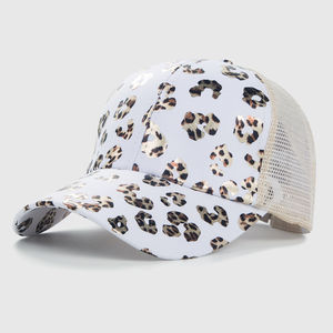 Vente en gros de casquette de sport de baseball réglable en polyester de haute qualité pour hommes avec logo personnalisé en caoutchouc découpé au laser perforé caractéristiques - Product Image 5