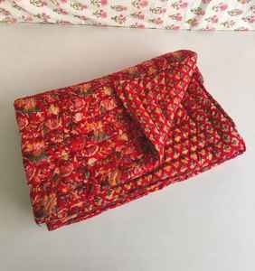 Manta Dohar Jaipuri Reversible con Estampado Floral Rojo, Hecha a Mano con Algodón - Product Image 4