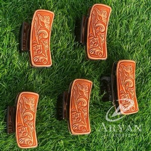 Pinzas para el pelo de cuero grabadas hechas a mano con estilo occidental para mujer - Product Image 1