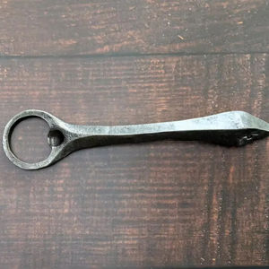 Ouvre-bouteille en fonte mural élégant avec style rustique parfait pour les cuisines modernes, les patios extérieurs et les bars de ferme - Product Image 1