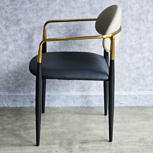 Chaise de salle à manger de style nordique HTK79, siège rembourré en cuir PU et dossier avec pieds en fer, idéale pour la salle à manger à domicile - Product Image 6