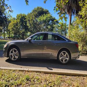 Audi A6 quattro Premium Plus 55 TFSI 2024 d'occasion en excellent état - Product Image 3