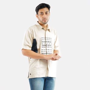 Gran oferta de camisa informal de manga corta Beige Natural para el verano con estampados de cuadrícula tribales y lineales inspirados en Indonesia - Product Image 4