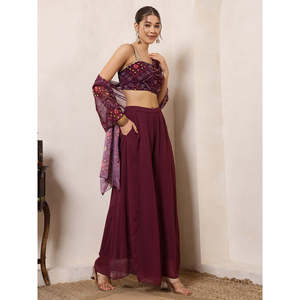 Conjunto coordinado indo-occidental para mujer, de tela de gasa, con estampado Bandhani color vino, top corto con dupatta adjunto y sharara con paneles. - Product Image 5