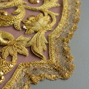 Collier en maille brodé à la main en or, patch à coudre, applique de luxe en fil métallique Tilla pour robe de mariée ou de cérémonie - Product Image 4
