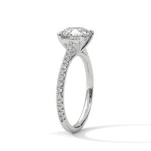 Anillo Solitario de Moissanita de Corte Brillante Redondo de 2.0ct, Plata de Ley 925 con Banda Engastada en Pavé - Product Image 4