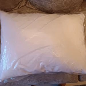 Almohada de algodón esponjosa y cómoda, perfecta para noches acogedoras y relajación diaria - Product Image 1