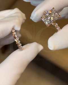 Anillo de compromiso de pavé de burbuja flotante de diamante de corte radiante hecho a mano banda de joyería fina de mujer de Halo oculto único - Product Image 4