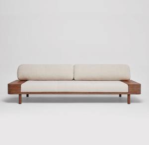 Sofá minimalista contemporáneo con un elegante marco de madera con bordes y asiento de tapicería suave para una elegancia moderna - Product Image 1