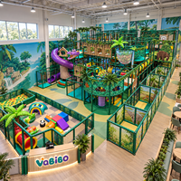Aire de jeux intérieure commerciale en bois avec toboggans tubulaires, structure d'escalade en filet de cordes et cabane de jeu multi-niveaux pour FEC clé en main