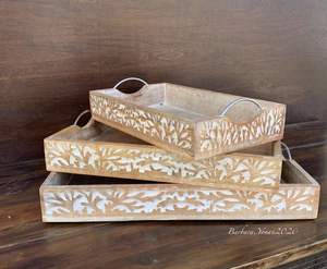 Ensemble de trois plateaux rectangulaires en bois de manguier blanchi, bordure sculptée en feuilles, style rustique, plateaux de service imbriqués avec poignées en métal - Product Image 5