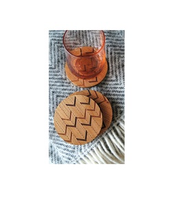 Dessous de verre élégants en bois de grain naturel conçus pour résister à la chaleur et aux taches tout en embellissant votre table avec un attrait fait à la main - Product Image 5