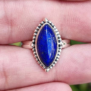 แหวนเงินแท้ทำมือประดับลาพิส ลาซูลี ชุบทอง 18K ฝังพลอยสีน้ำเงิน ของขวัญวันเกิดที่สมบูรณ์แบบสำหรับเธอ - Product Image 5