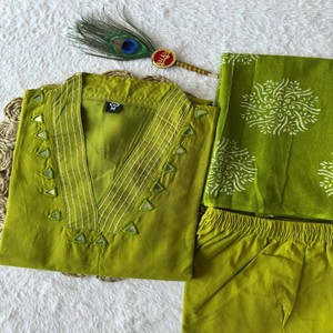 Conjunto de Kurti, Pantalón y Dupatta de Algodón Puro de Diseño VASTRA COTTAGE, con Bordado y Trabajo Artesanal con Espejos Reales, Ropa Étnica - Product Image 4