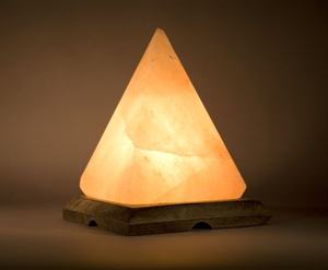 Lampe pyramidale de sel de l'Himalaya sculptée en coeur avec base en bois Lumière décorative en cristal naturel pour l'ambiance de la maison et les cadeaux - Product Image 2