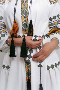 เดรสยาวปักลายสไตล์ชาติพันธุ์สำหรับผู้หญิงปี 2023 คอวี แขนสั้น เอวธรรมชาติ ผ้าทอ 100% ผ้าฝ้าย ซักได้ สวมใส่สบาย - Product Image 3