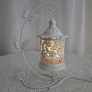 Lanterne suspendue en métal blanc avec support papillon, motif floral ajouré, design élégant, lumière douce, décoration d'intérieur - Product Image 1