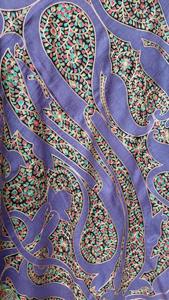 ผ้าคลุมไหล่แคชเมียร์สีม่วงอ่อนที่สง่างามและเป็นแรงบันดาลใจให้กับฤดูหนาวด้วยดอกไม้สีขาวและลายปักลวดลายที่อบอุ่นและมีสไตล์ - Product Image 4