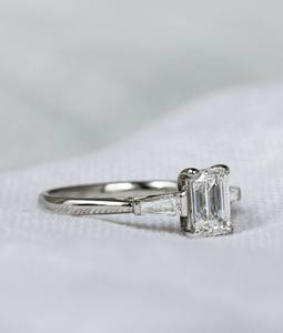 Anillo de compromiso de tres piedras de diamante de corte esmeralda de 6x8mm | Piedras laterales Baguette | Anillo de bodas de plata esterlina chapado en oro de 18 quilates - Product Image 2