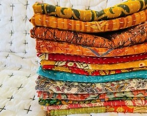 Ensemble de serviettes de table Kantha indiennes multicolores en coton imprimé réutilisable de haute qualité pour le dîner, le cocktail, le mariage et les hôtels - Product Image 2