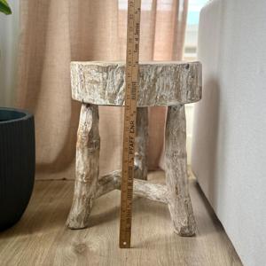 Tabouret trépied en bois de teck vieilli, bord brut, plateau rond de 4 pouces d'épaisseur, tabouret de salle de bain rustique, support de plante minimaliste, fait à la main - Product Image 4