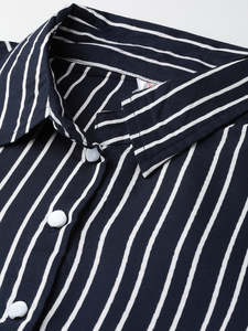 Elegante Camisa Casual de Rayón con Estampado de Rayas Azules para Mujer, con Cuello Camisero y Mangas Medias Dobladas, Diseñada para Uso Diario en la Oficina - Product Image 4