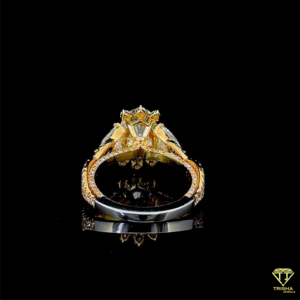 Bague de luxe en grappe ovale glacée avec des diamants brillants de laboratoire, un choix audacieux et élégant pour le cadeau d'anniversaire parfait - Product Image 6