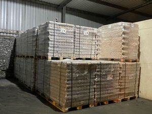 ก้อนไม้อัดก้อนไม้คุณภาพสูงสำหรับทำความร้อนที่มีประสิทธิภาพและเป็นมิตรต่อสิ่งแวดล้อม - Product Image 3