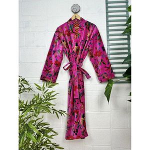Bata de Lujo Unisex, Color Rosa Floral Malibu, Elegante Kimono Floral Azulado, Reversible, Forrado de Seda, Terciopelo Suave, Perfecto para el Hogar en Otoño - Product Image 1