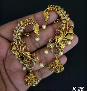 Pendientes elegantes de templo tradicional de diseñador con Jhumka y gotas de perlas | Joyería india de piedra CZ chapada en oro para mujer - Product Image 2