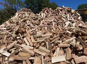 Bois de chauffage en épicéa et en bouleau fendu, copeaux de bois - Product Image 5