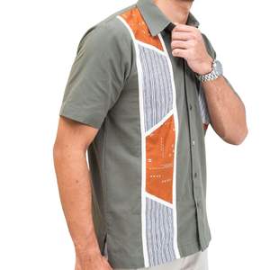 Camisa moderna de manga corta verde oliva con paneles asimétricos inspirados en Batik, acento abstracto de bolsillo en el pecho para primavera - Product Image 3