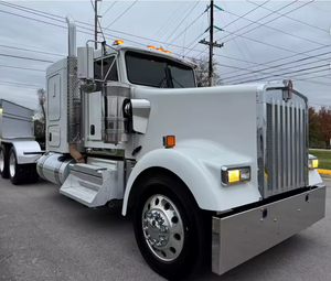 รถบรรทุก KenworthS W900 Sleeper Semi Truck รุ่นปี 2023 คุณภาพดีที่สุด 100% พร้อมหลังคาแบบ Flat Top มีห้องนอนสำหรับพักผ่อน ขาย - Product Image 1
