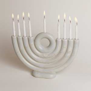 Menorá de Resina Gris para Hanukkah con Detalles Dorados, Moderna y Única, Portavelas Judío para Decoración Navideña - Product Image 6
