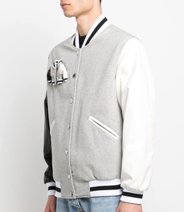 เสื้อแจ็คเก็ตเบสบอลแบบมีฮู้ดสำหรับผู้ชายไซส์ใหญ่ ขายส่ง กันน้ำ กันลม ระบายอากาศได้ดี ผ้าแคนวาส สกรีนโลโก้ได้ ใส่ได้ในฤดูหนาว สไตล์ลำลอง - Product Image 4