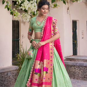 Lehenga de Seda con Tejido Zari de 3.8 Metros, con Bordado de Lentejuelas y Borde Festoneado - Product Image 1