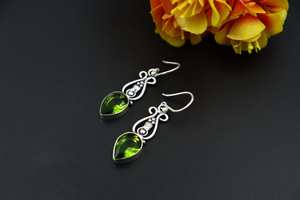 Magnifiques boucles d'oreilles pendantes en pierre péridot, argent oxydé fait à la main, bijoux minimalistes, cadeau pour elle - Product Image 2