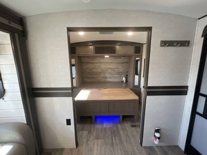 Fournisseur de caravanes d'occasion 2021 Cross Roads RV Sunset Trail 253 RB à vendre pour le camping et les voyages - Product Image 3
