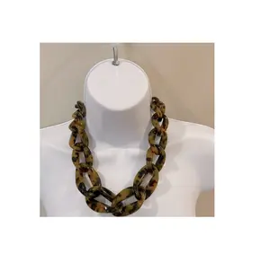 Beste Kwaliteit Vrouw Hars Ketting Glanzend Gepolijst Mode Sieraden Amber Kleur Epoxyhars Ketting Handgemaakte Fabricage