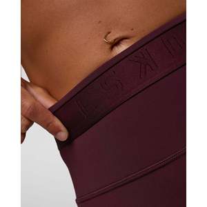 Shorts de Cintura Alta con Diseño Jacquard Fusion y 6 Bolsillos - Color Cereza Lacado - Product Image 6
