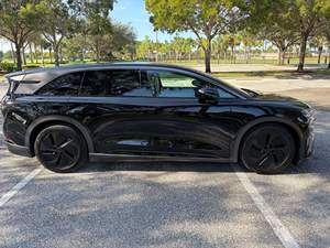 L u c i d Gravity Grand Touring 2026, fraîchement détaillé, 828 chevaux, transmission intégrale à double moteur, intérieur 7 places - Product Image 3